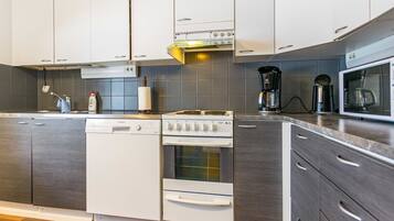 Kühlschrank, Mikrowelle, Geschirrspüler, Kochgeschirr/Geschirr/Besteck