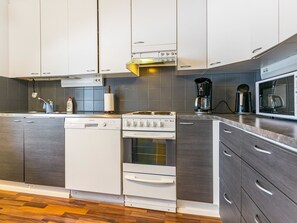 Jääkaappi, mikroaaltouuni, astianpesukone