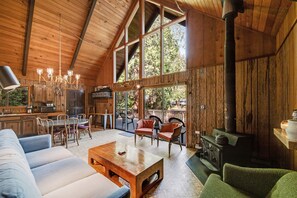 Lecteur de DVD, table de tennis de table, livres, vidéothèque