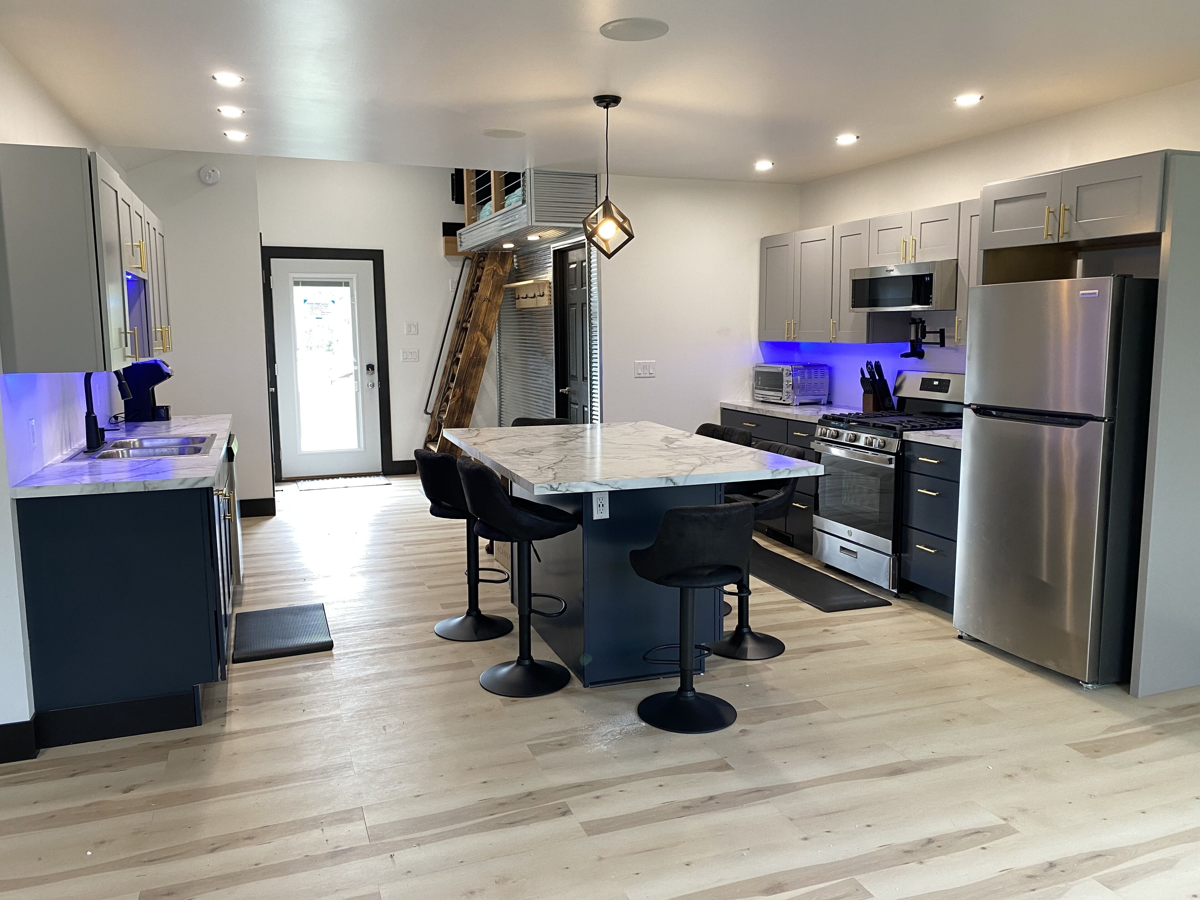 New Open Concept Modern Getaway Near Beaches