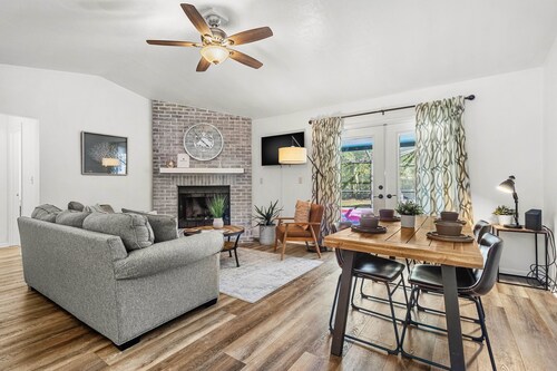 Stylish Pool Home w/ Grill by GNV's Best Dining!