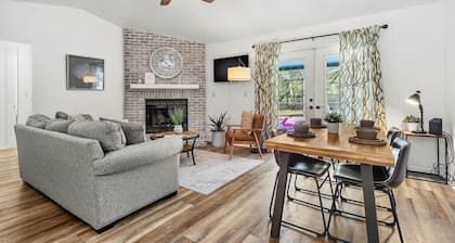 Stylish Pool Home w/ Grill by GNV's Best Dining!