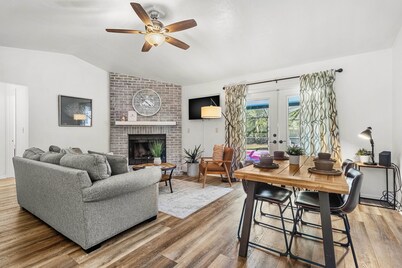 Stylish Pool Home w/ Grill by GNV's Best Dining!