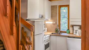 Kühlschrank, Mikrowelle, Geschirrspüler, Kochgeschirr/Geschirr/Besteck