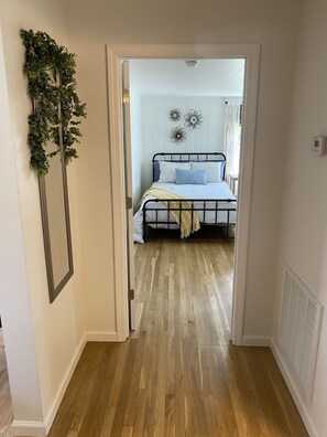 2 bedrooms, desk, iron/ironing board, travel crib - Traveler’s Rest » Beautifully-Renovated Retreat (Beckley)