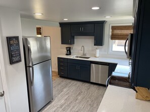 Fridge, microwave, oven, stovetop - Traveler’s Rest » Beautifully-Renovated Retreat (Beckley)