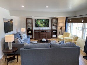 Smart TV, video games, offices, printers - Traveler’s Rest » Beautifully-Renovated Retreat (Beckley)