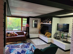 Smart TV, chimenea y libros 