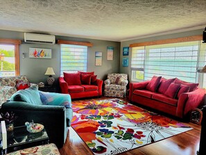 Una Smart TV, una chimenea, libros