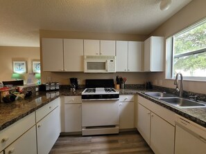 Fridge, microwave, oven, stovetop - 3Bedroom w/2 Seater Golf Cart (The Villages)