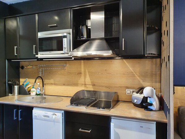 Fridge, microwave, dishwasher, coffee/tea maker