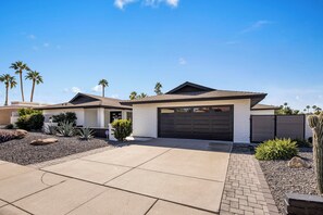 Property grounds - SWSS 4BR Kierland Luxury Escape | Heated Pool, Hot Tub, Putting Green, Game Room, Pickleball (Scottsdale)