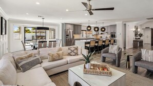 Ein modernes Wohnzimmer mit Sofa, Couchtisch und Essbereich.