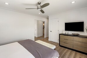 4 bedrooms, iron/ironing board, free WiFi, bed sheets