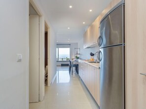 Een koelkast, een microgolfoven, een vaatwasser, een broodrooster