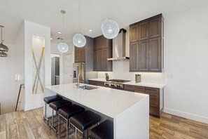 Frigorifero, microonde, forno, piano cottura