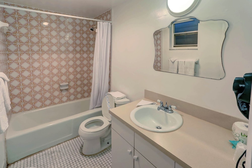 Richard's Motel Studios by null