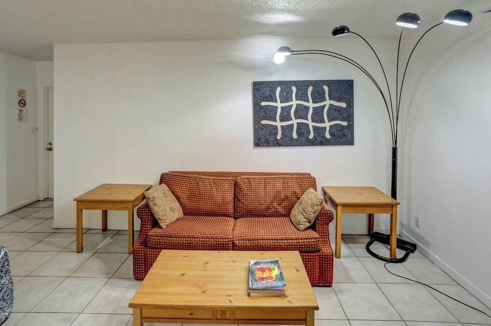 Richard's Motel Studios by null