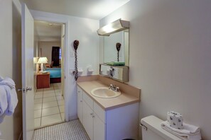 Shower, free toiletries, towels