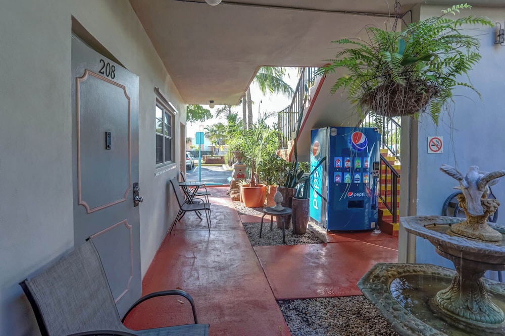 Richard's Motel Studios by null