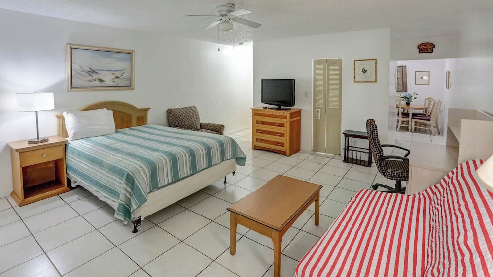 Richard's Motel Studios by null