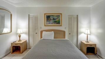 Estúdio luxo, 1 cama Queen | Cofres nos quartos, ferros/tábuas de passar roupa, Wi-Fi de cortesia