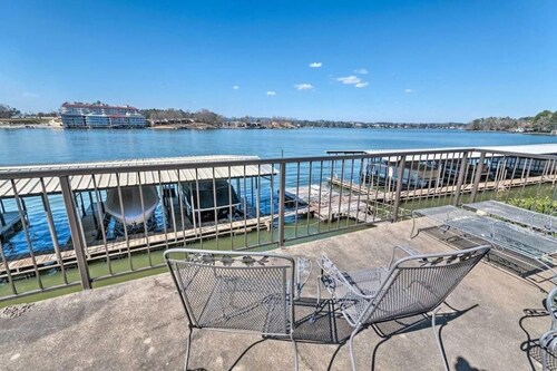 Breathtaking views of Lake Hamilton - 2 Bedroom 2 Bathroom Gated Lakefront Condo