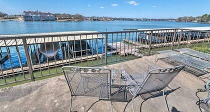 Breathtaking views of Lake Hamilton - 2 Bedroom 2 Bathroom Gated Lakefront Condo