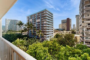 Property grounds - Inviting apartment with city views, WiFi, partial A/C, washer/dryer, & balcony (Honolulu)