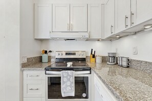 Fridge, microwave, oven, stovetop - Inviting apartment with city views, WiFi, partial A/C, washer/dryer, & balcony (Honolulu)