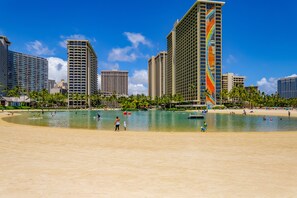 Beach nearby - Inviting apartment with city views, WiFi, partial A/C, washer/dryer, & balcony (Honolulu)