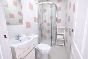 A bathroom with a shower, toilet, sink, and a mirror. - Cañaveral Playa Conil II Room - right on the beach (Conil de la Frontera)