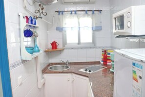 Refrigerador, microondas y utensilios de cocina 