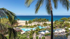 Un resort con playa, piscinas y palmeras.