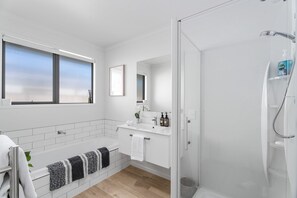Baignoire, sèche-cheveux