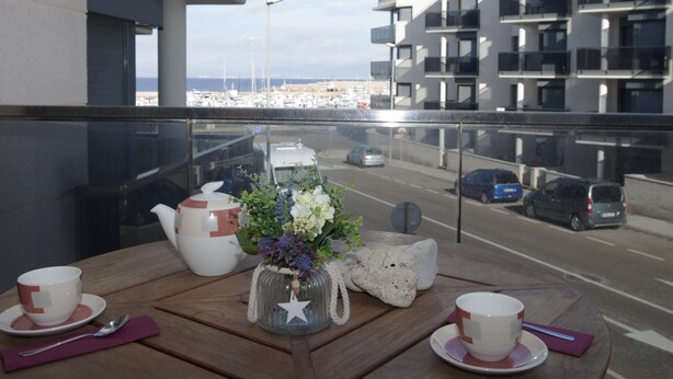 Outdoor dining - Spectacular apartment with communal pool and views of the port (l'Escala)