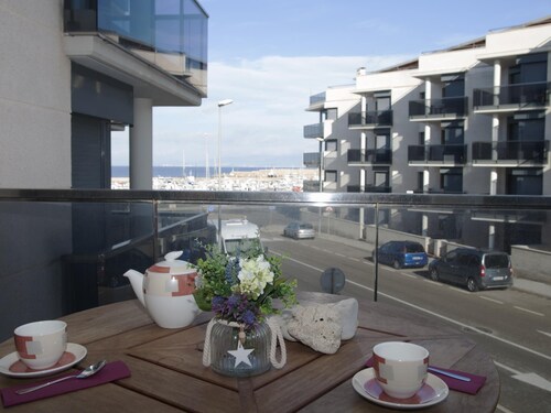 Spektakuläre Wohnung mit Gemeinschaftspool und Blick auf den Hafen