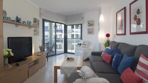 TV - Spectacular apartment with communal pool and views of the port (l'Escala)