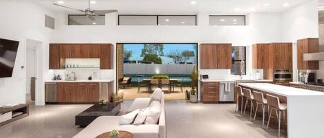 Smart TV, chimenea y videojuegos