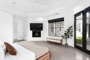 5 chambres, bureau, fer et planche à repasser, lit de bébé portatif