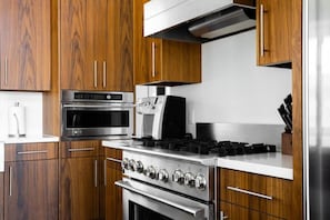 Réfrigérateur, four à micro-ondes, un four, surface de cuisson
