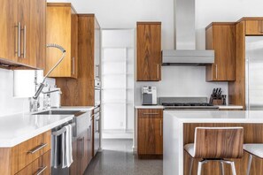 Kylskåp, mikrovågsugn, ugn och spishäll