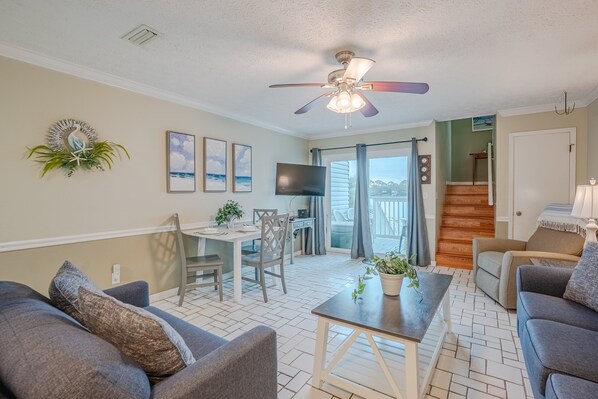 TV - No elevators! Pool! Free Parking! (Panama City Beach)