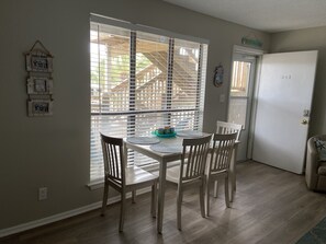 Dining - Beautiful Condo in Gulfshores, AL, 2 min walk to the Beach, Pool and Fishing (Gulf Shores)