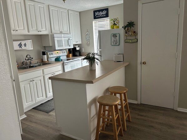 Fridge, microwave, oven, stovetop - Beautiful Condo in Gulfshores, AL, 2 min walk to the Beach, Pool and Fishing (Gulf Shores)