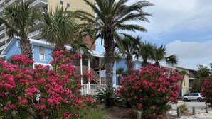 A parking lot with a building in the background. - 2 Br 1 Bath Condo in Gulfshores, AL, 2 min walk to the Beach, Pool and Fishing (Gulf Shores)