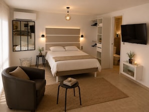 Unclassified image, 2 of 60, button -  Luxury villa in Aix en Provence, with 2 private accommodation  (Aix-en-Provence)