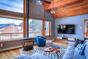 Una Smart TV, una chimenea