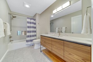 Bathtub, hair dryer - Experience comfort at Malaya Riverside, a 3-bedroom townhome in downtown Saugatuck. (Saugatuck)