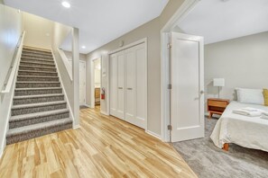 3 室のベッドルーム、アイロン / アイロン台、WiFi (無料)、ベッドシーツ